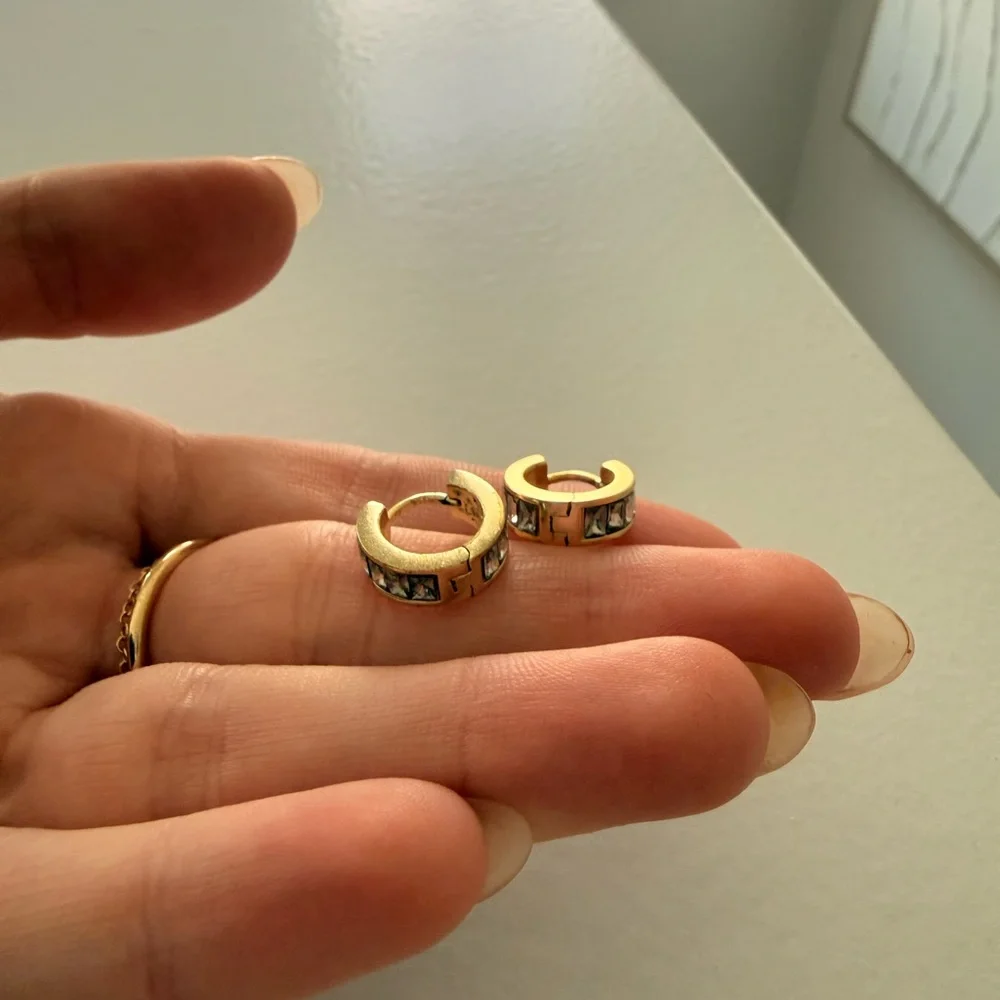 Kendra Scott gold and silver huggie earrings - Picture 3 of 6